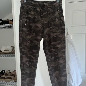 Athleta Farallon Pant Joggers. Size 4. Good condition